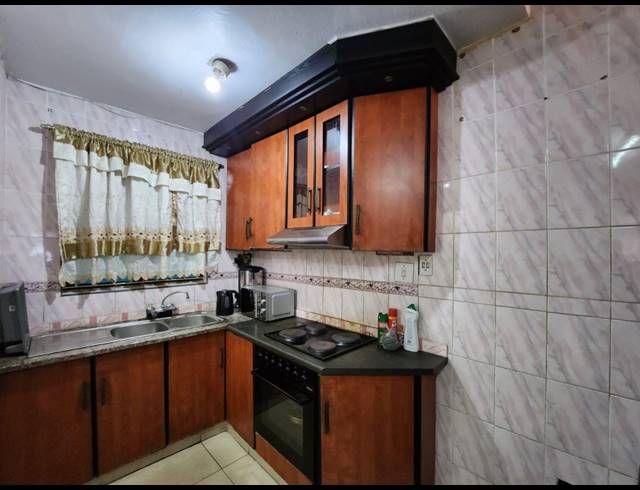 5 BEDROOM HOUSE FOR SALE IN MONTFORD
